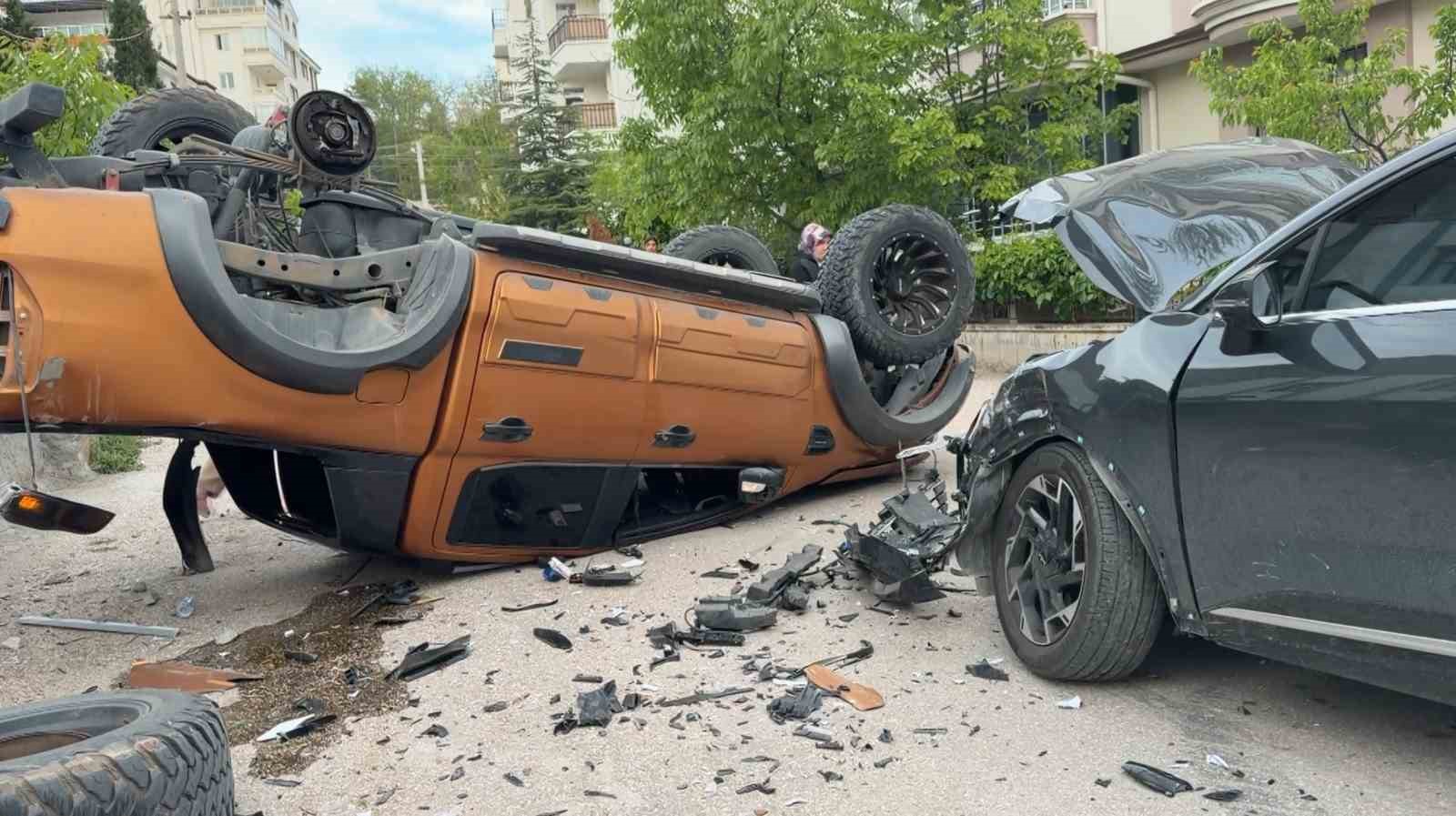 pikap ile suv aracin carpistigi kazada faciadan donuldu 1 yarali 4 3ukFNuXY