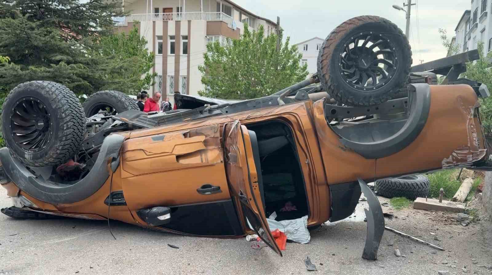 pikap ile suv aracin carpistigi kazada faciadan donuldu 1 yarali 5 NSTQiCnm