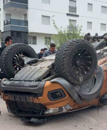 pikap-ile-suv-aracin-carpistigi-kazada-faciadan-donuldu-1-yarali-yFJY8Pwa.jpg