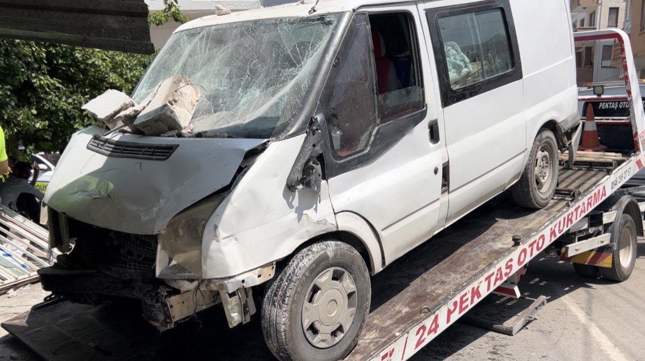 Pikapla çarpışan minibüs kıraathaneye daldı: 1 ölü, 3 yaralı 4 pikapla carpisan minibus kiraathaneye daldi 1 olu 3 yarali 0 BTI6hRnq
