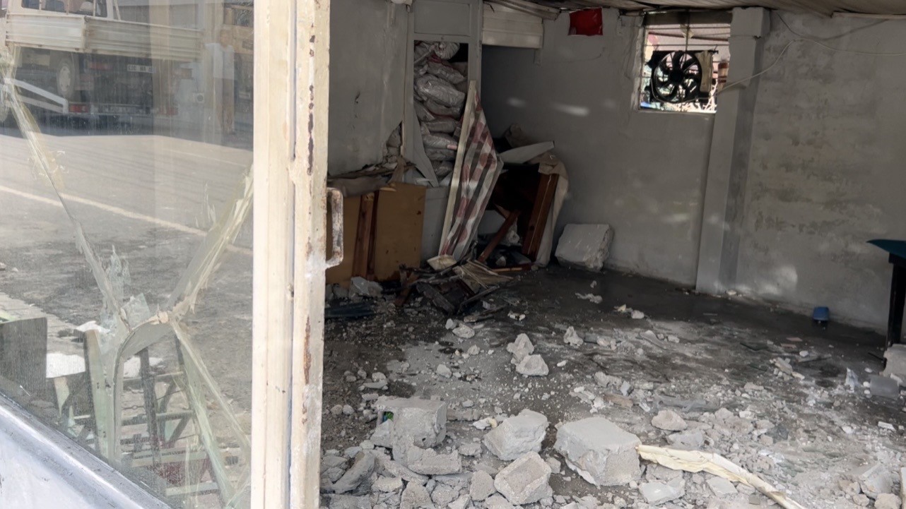 Pikapla çarpışan minibüs kıraathaneye daldı: 1 ölü, 3 yaralı 5 pikapla carpisan minibus kiraathaneye daldi 1 olu 3 yarali 1 hGzKtsd2