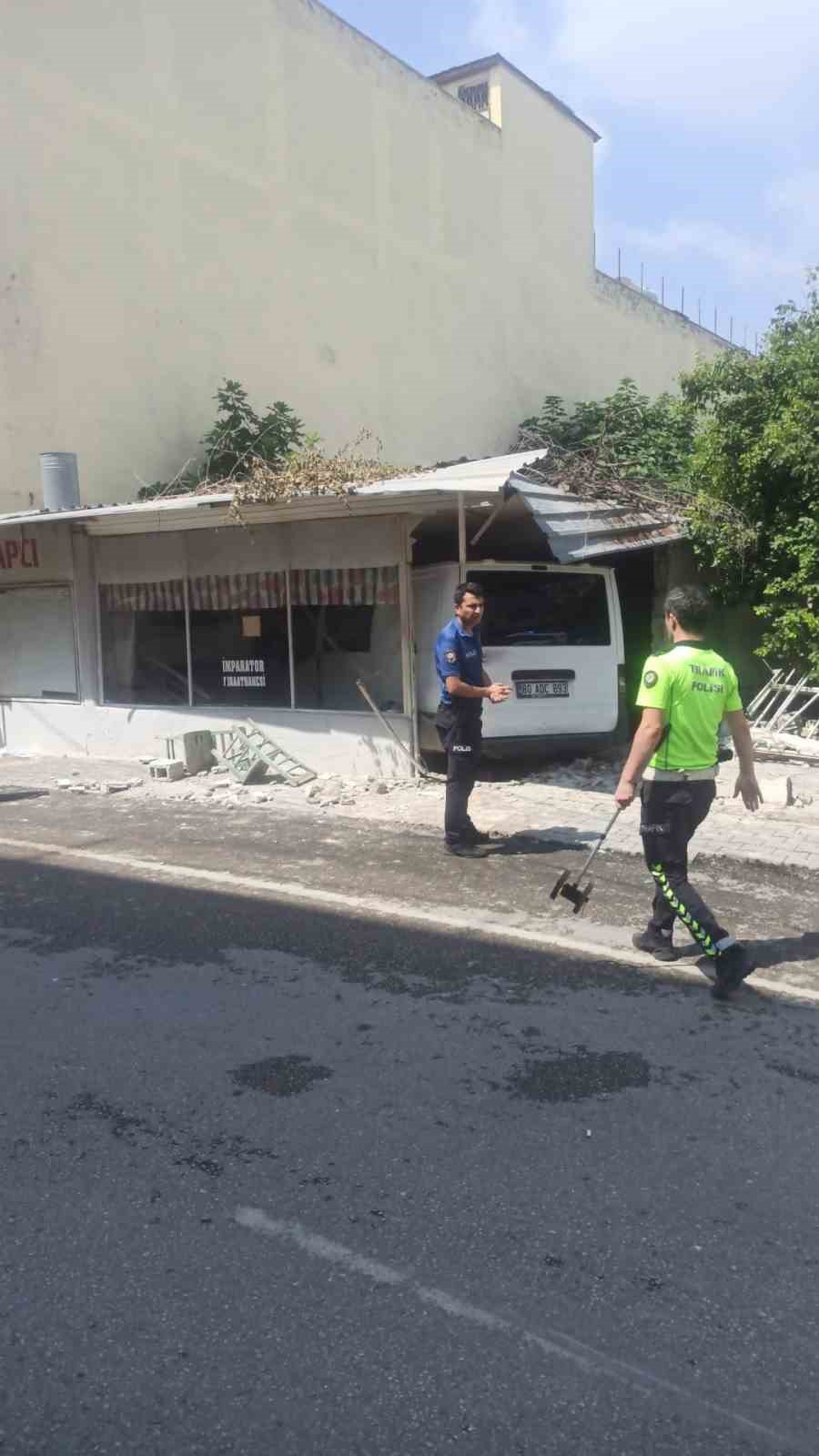 Pikapla çarpışan minibüs kıraathaneye daldı: 1 ölü, 3 yaralı 6 pikapla carpisan minibus kiraathaneye daldi 1 olu 3 yarali 2 ldTPew4H