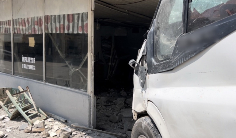 pikapla-carpisan-minibus-kiraathaneye-daldi-1-olu-3-yarali-T869ukl2.jpg