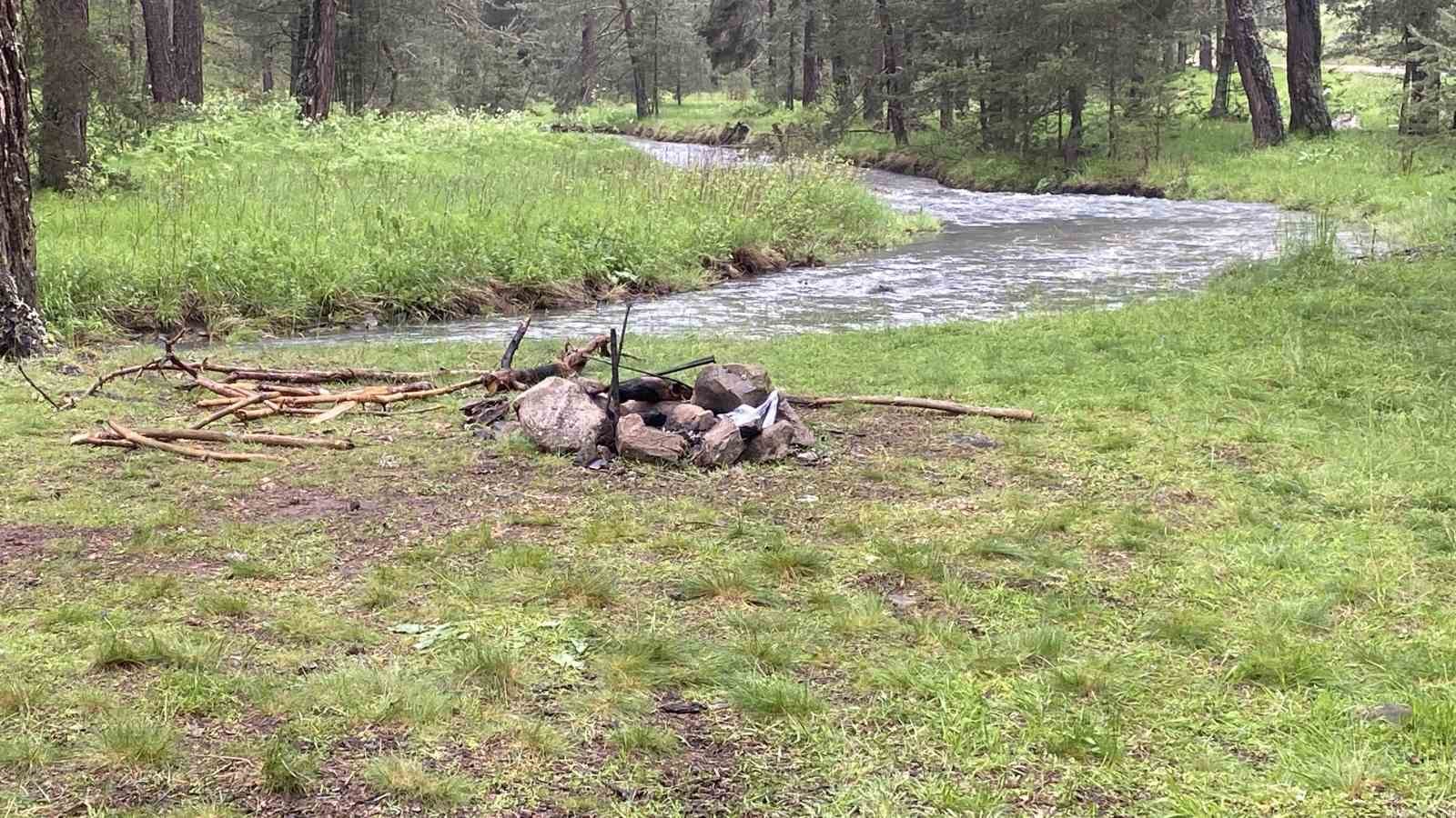 Piknik yaptıkları alana yıldırım düştü: 1’i ağır 3 yaralı 7 piknik yaptiklari alana yildirim dustu 1i agir 3 yarali 3 522ugFqw