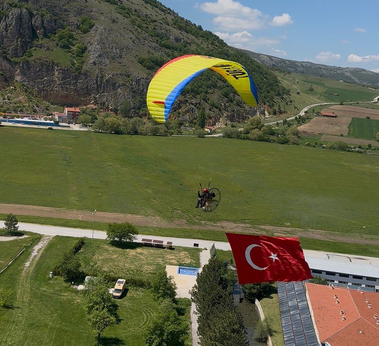 pilotlar gokyuzunde turk bayragi acarak 19 mayis ataturku anma genclik ve spor bayramini kutladi ezHAAvu6