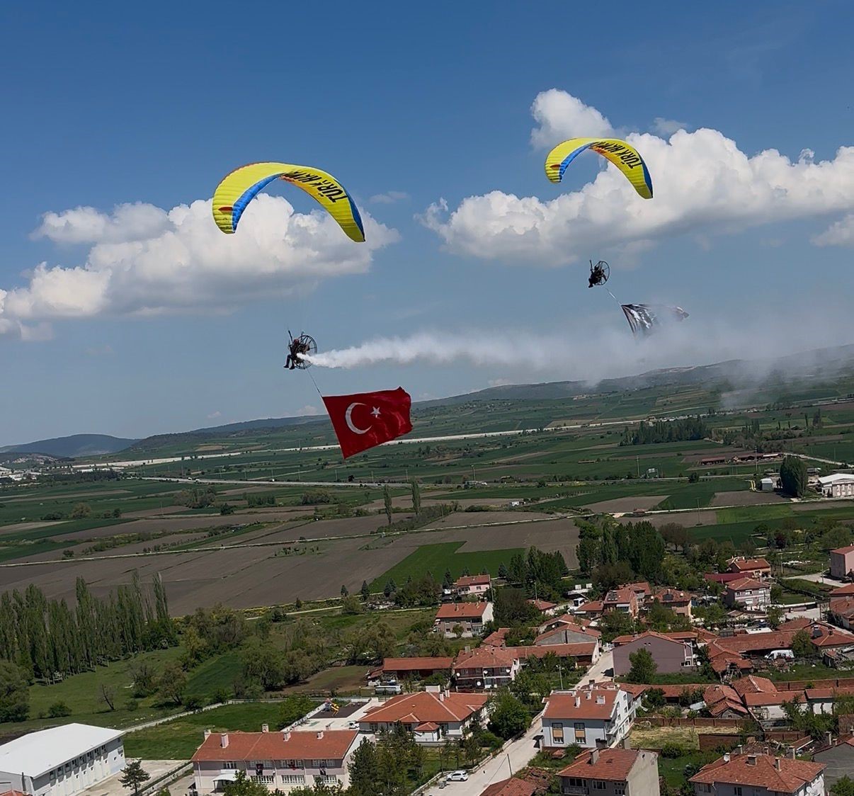 pilotlar gokyuzunde turk bayragi acarak 19 mayis ataturku anma genclik ve spor bayramini kutladi jFJhp5Hb