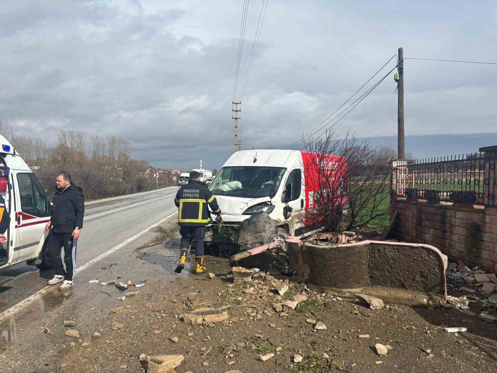 Pınarhisar’da panelvan araç çeşmeye çarptı: 1 yaralı 5 pinarhisarda panelvan arac cesmeye carpti 1 yarali 1 GfJ7KLcN
