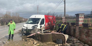 pinarhisarda-panelvan-arac-cesmeye-carpti-1-yarali-VLjOmY83.jpg