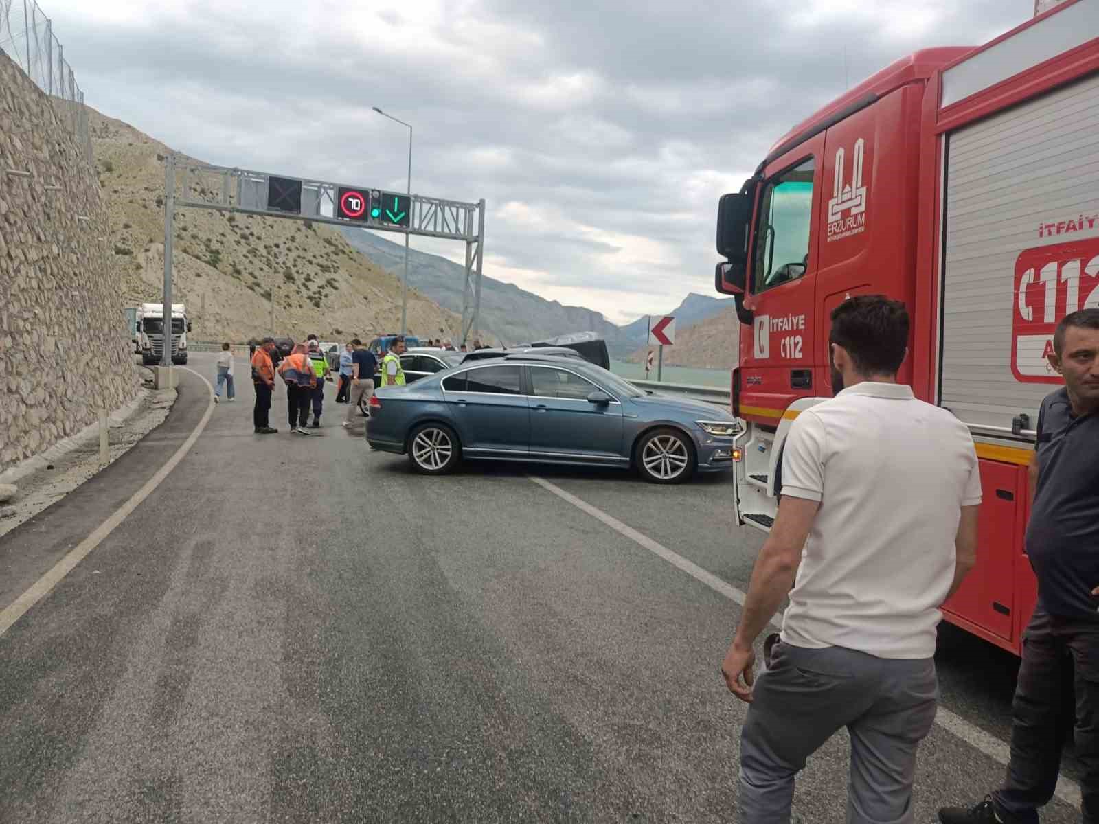 pirinkayalar tuneli cikisinda otomobiller kafa kafaya carpisti 4 yarali 0 id4lGA4v