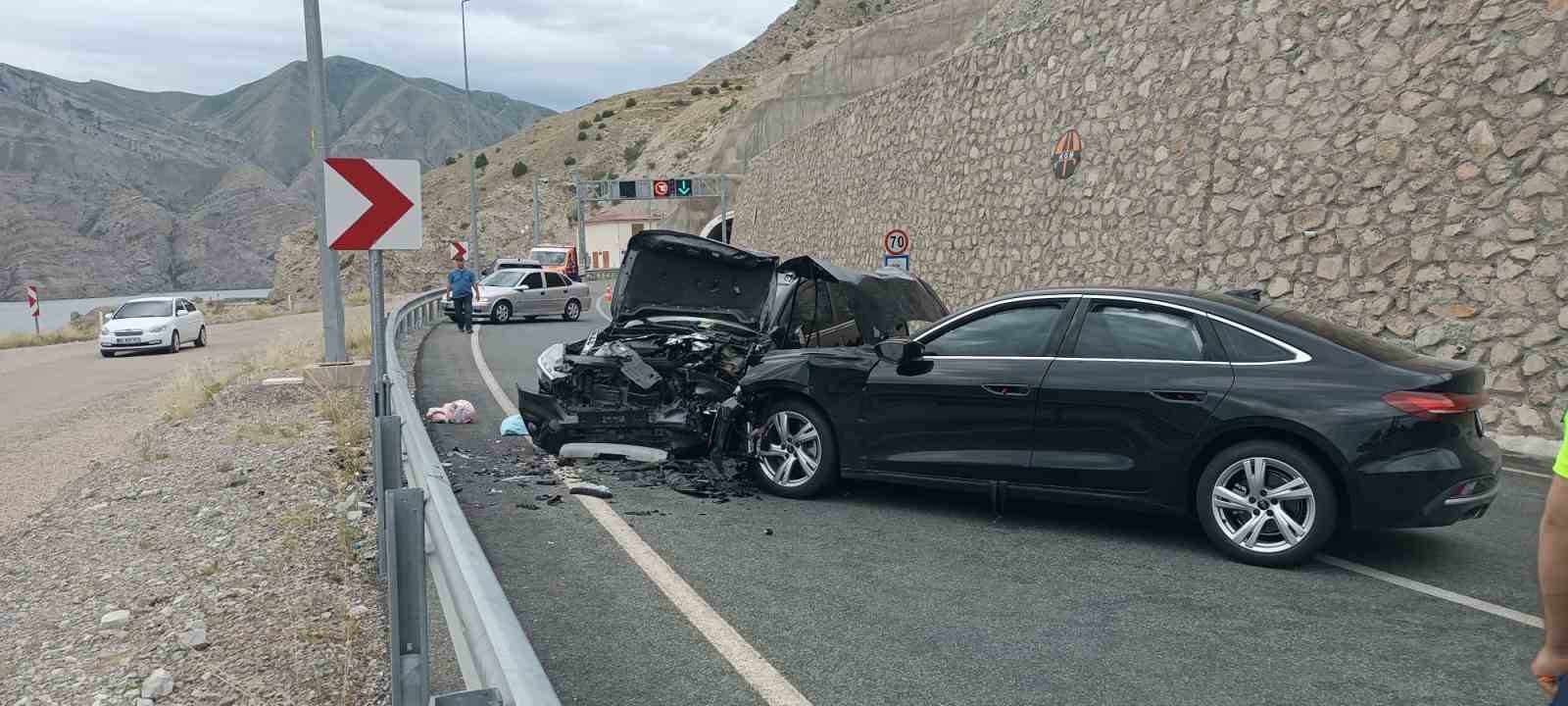 pirinkayalar tuneli cikisinda otomobiller kafa kafaya carpisti 4 yarali 1 JJPT3EIu