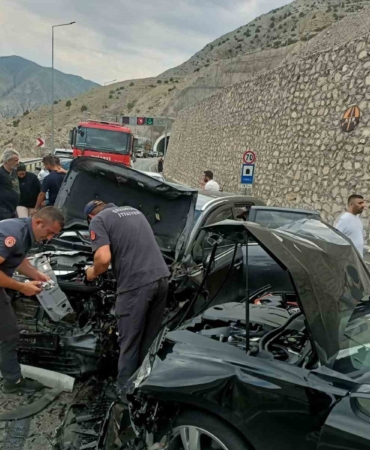 pirinkayalar-tuneli-cikisinda-otomobiller-kafa-kafaya-carpisti-4-yarali-n6LJjKvg.jpg
