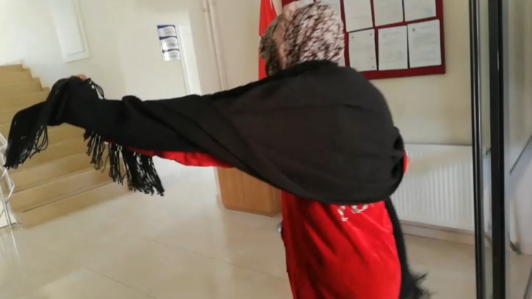 piskin dilenci cek abi cek dedi zabita mudurlugune oynayarak girdi 0 G12w58ii