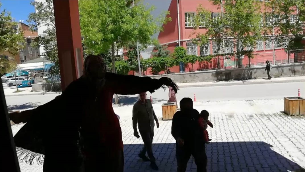 piskin dilenci cek abi cek dedi zabita mudurlugune oynayarak girdi 2 uj9qTRmU