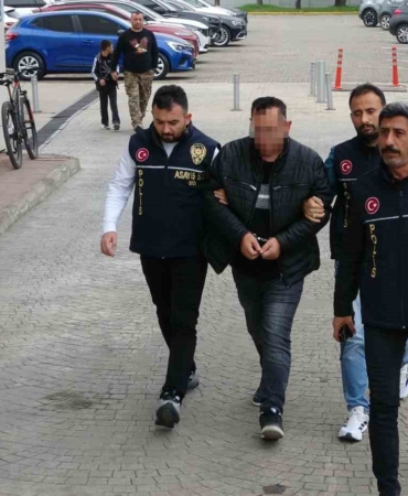 piskin-hirsiz-kuyumcudan-caldigi-altinlarla-yakalandi-iyi-ettiniz-aksam-televizyona-cikar-nuawKkYh.jpg