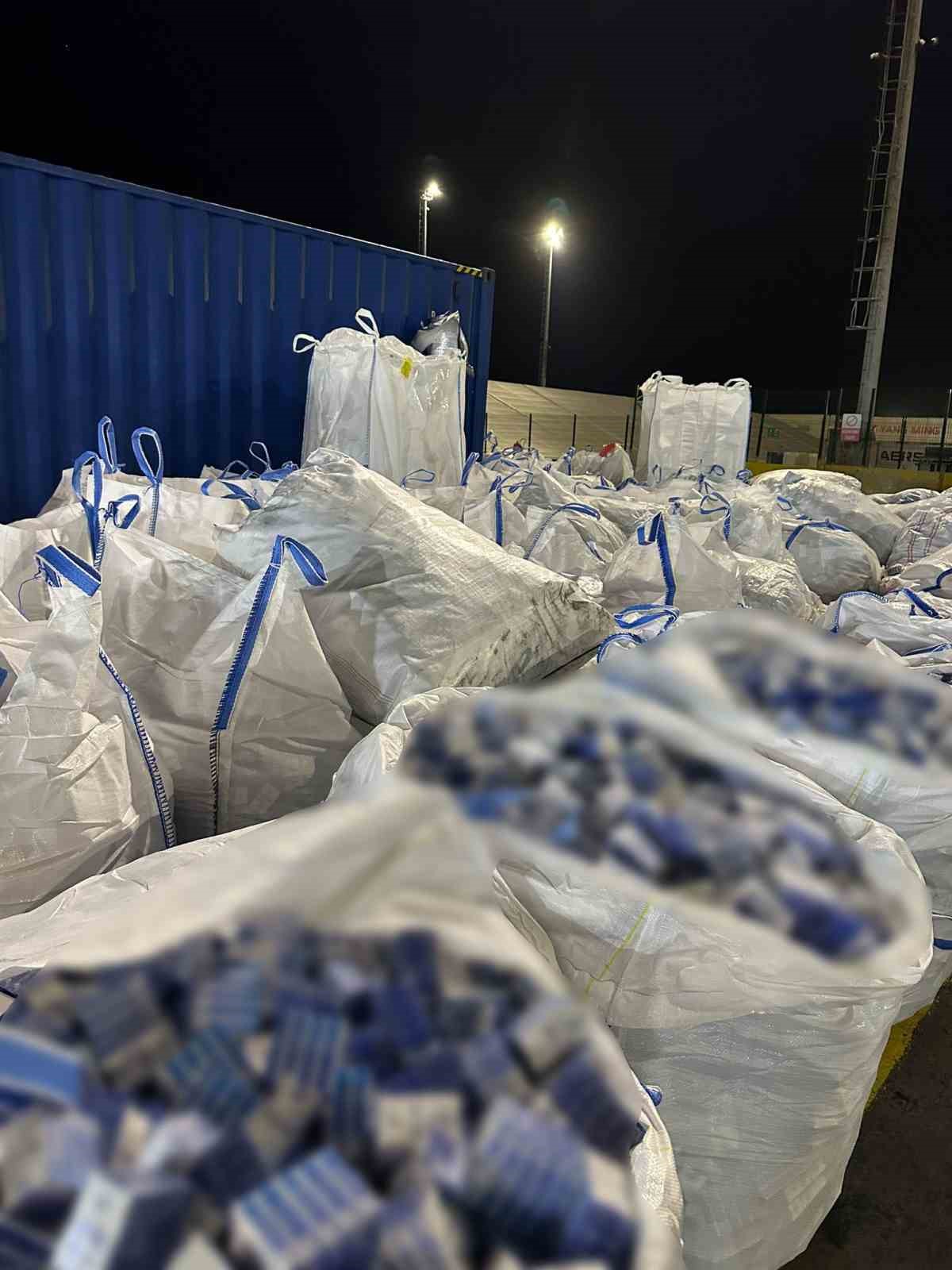 piyasa degeri 94 milyon lira olan 394 bin 117 paket kacak sigara ele gecirildigini KalQh5gr