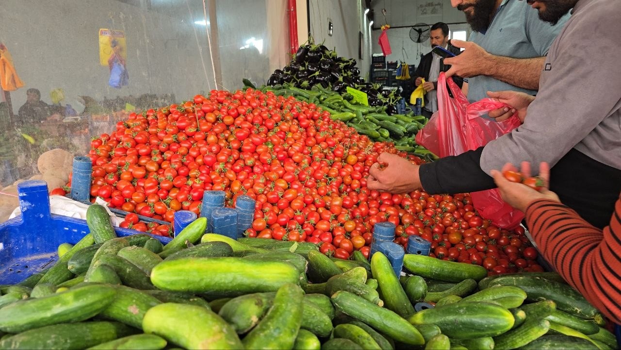 piyasaya aldiris etmedi uygun fiyata sebze meyve satisi yaparak gonulleri kazandi 3 CBjkmbhu