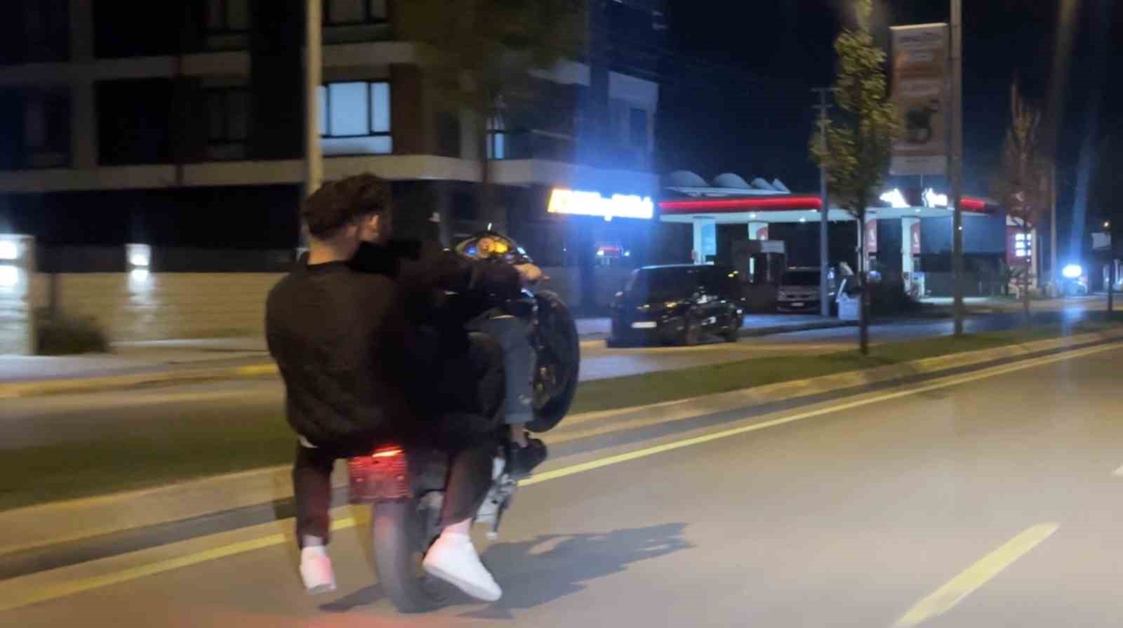 Plaka yok, kask yok: 3 kişi tek motosiklete bindi ön kaldırıp şov yaptı 4 plaka yok kask yok 3 kisi tek motosiklete bindi on kaldirip sov yapti 0 YygN4sP9