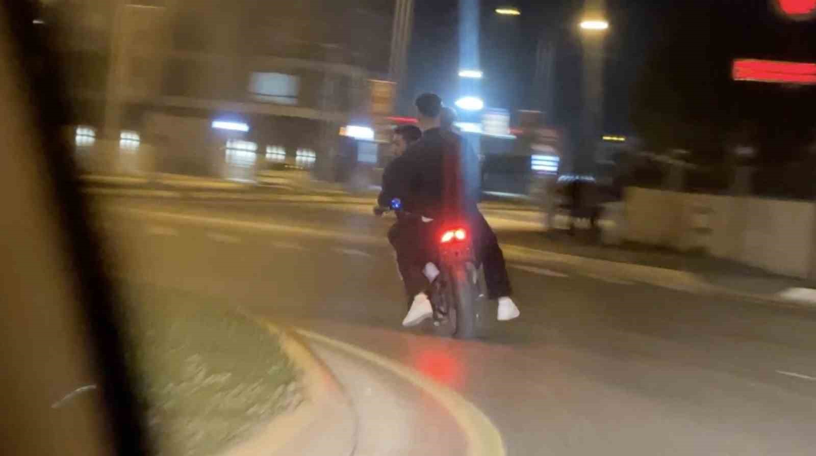 Plaka yok, kask yok: 3 kişi tek motosiklete bindi ön kaldırıp şov yaptı 5 plaka yok kask yok 3 kisi tek motosiklete bindi on kaldirip sov yapti 1 9GZrzMdP