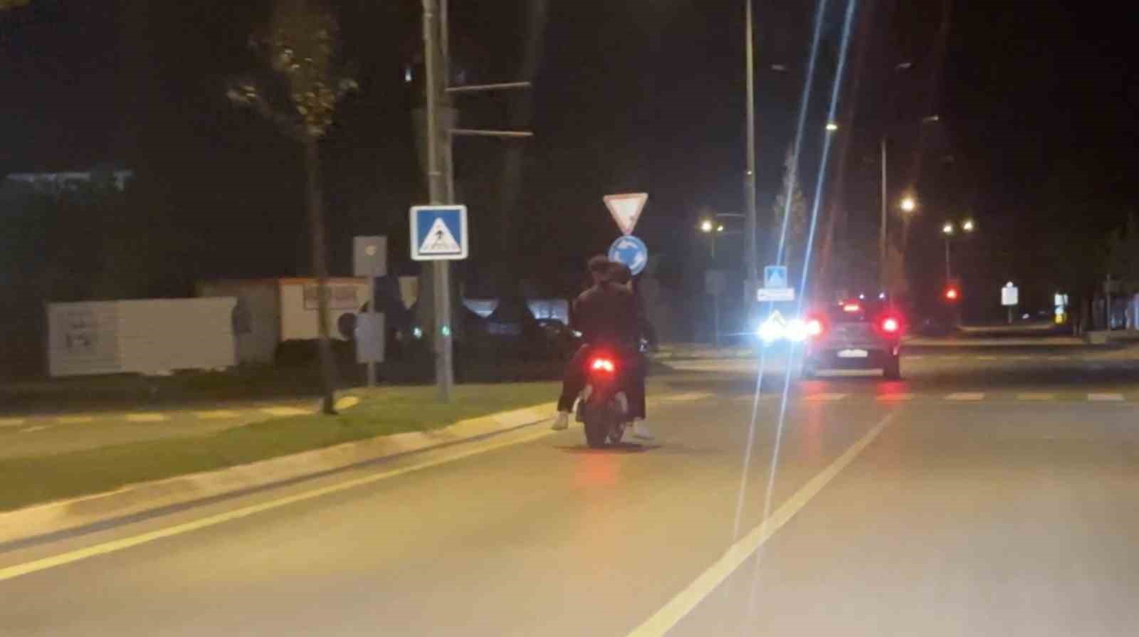 Plaka yok, kask yok: 3 kişi tek motosiklete bindi ön kaldırıp şov yaptı 6 plaka yok kask yok 3 kisi tek motosiklete bindi on kaldirip sov yapti 2 XXFssCrd
