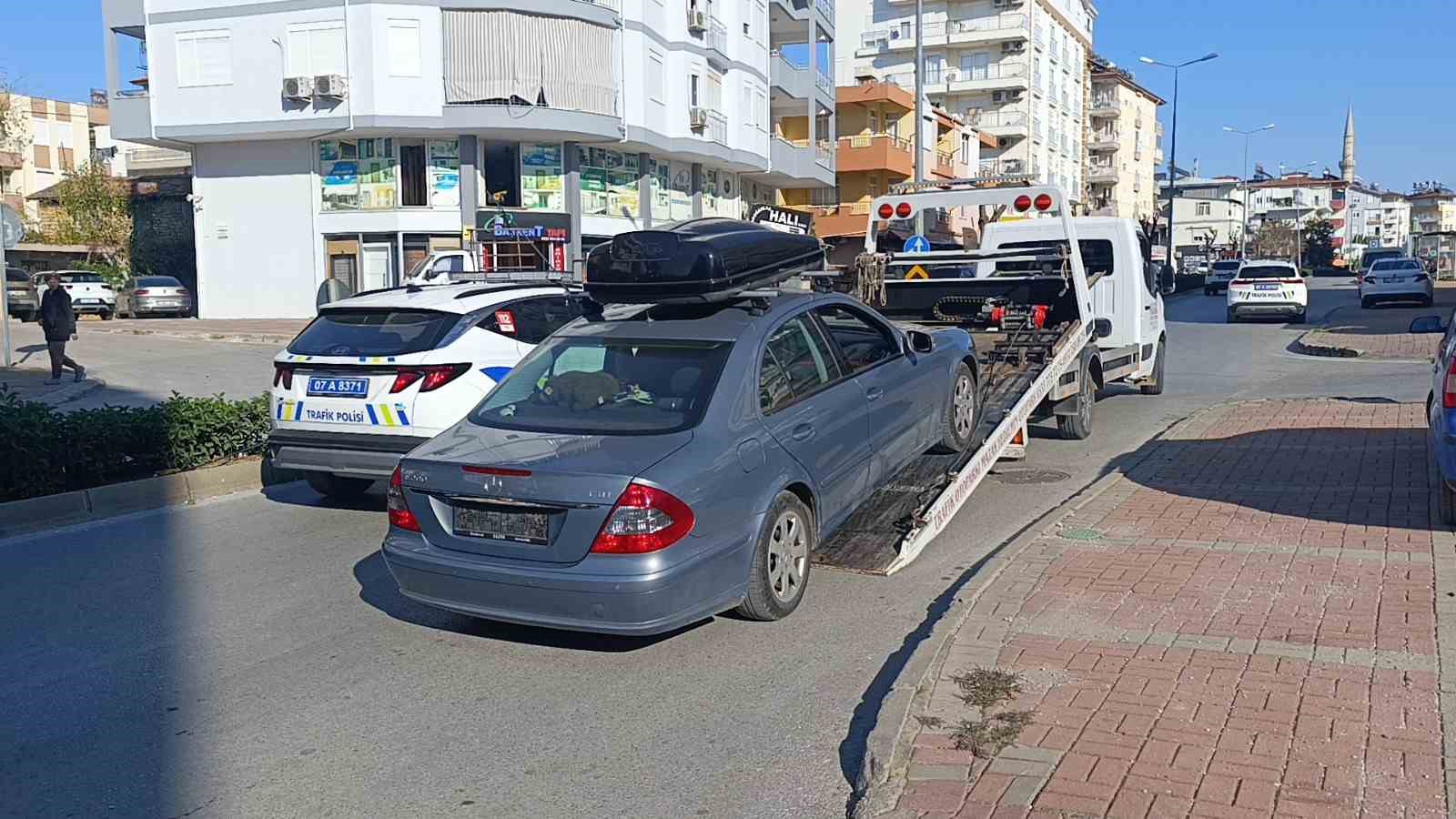 plakasi bezle kapatilan mercedes plakasiz cikti 1 E6qSbfD6
