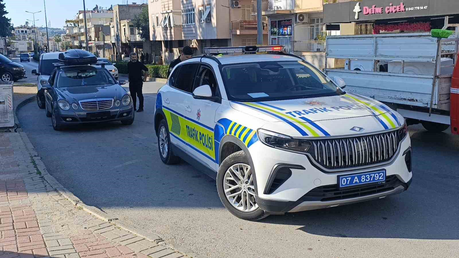 plakasi bezle kapatilan mercedes plakasiz cikti 2 rRbnLdUF