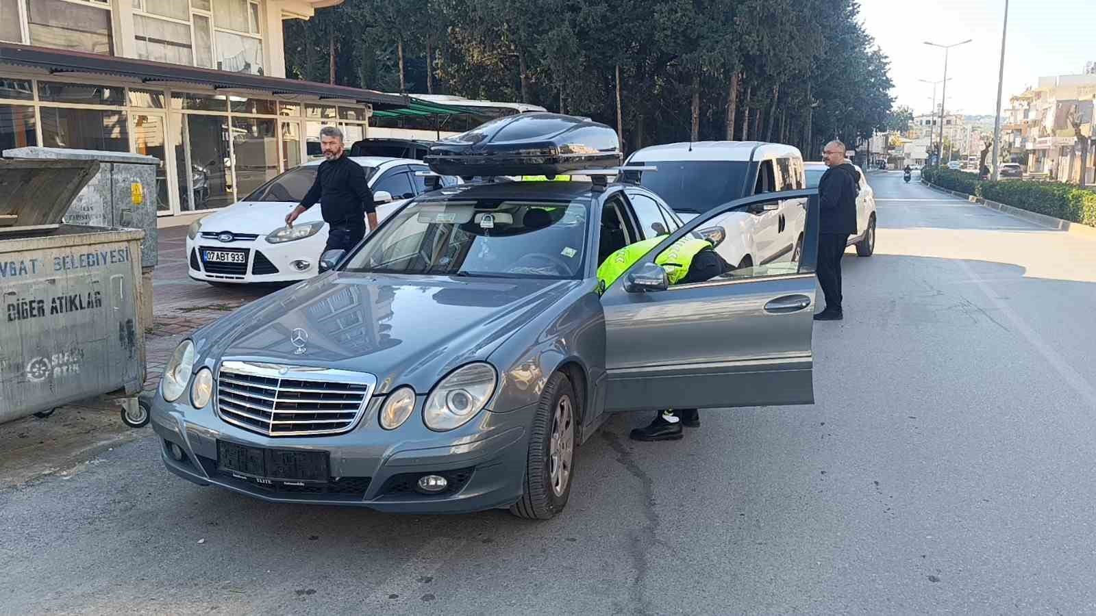 plakasi bezle kapatilan mercedes plakasiz cikti 3 lTubBsL2