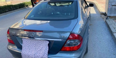 plakasi-bezle-kapatilan-mercedes-plakasiz-cikti-bcxAKIQd.jpg