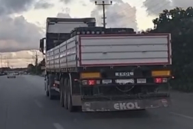 Eskişehir- Bursa yolunda birbirini sıkıştıran 2 araç trafiği tehlikeye attı 1 thumbnail