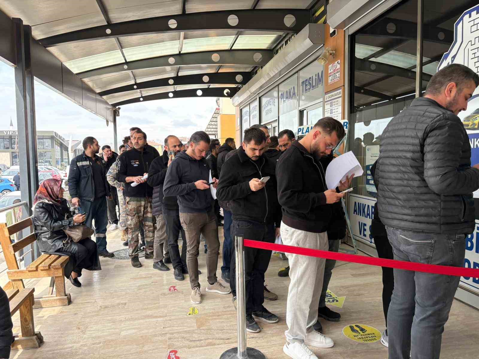Plakasının yazı sitili standartlara aykırı olan sürücüler ceza yememek için plaka basım atölyesinde uzun kuyruklar oluşturdu 6 plakasinin yazi sitili standartlara aykiri olan suruculer ceza yememek icin plaka basim atolyesinde uzun 5Fjgz4jK