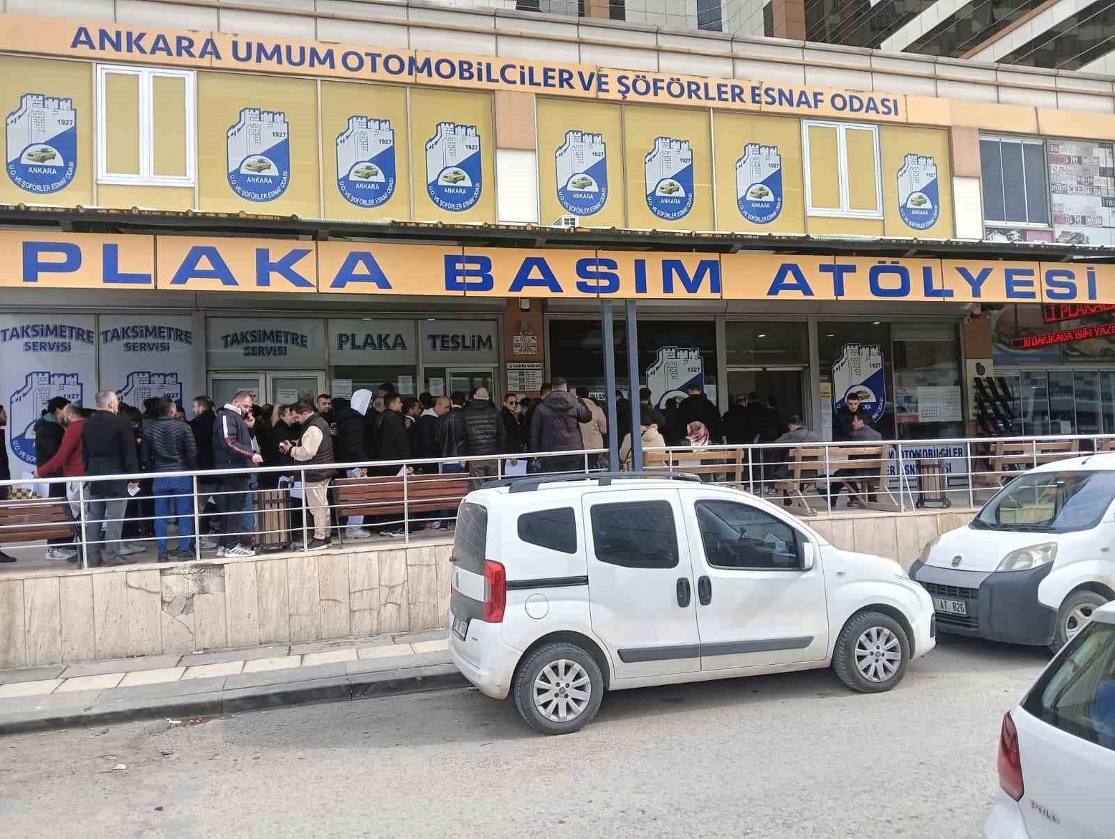 Plakasının yazı sitili standartlara aykırı olan sürücüler ceza yememek için plaka basım atölyesinde uzun kuyruklar oluşturdu 5 plakasinin yazi sitili standartlara aykiri olan suruculer ceza yememek icin plaka basim atolyesinde uzun FbKsyMSG