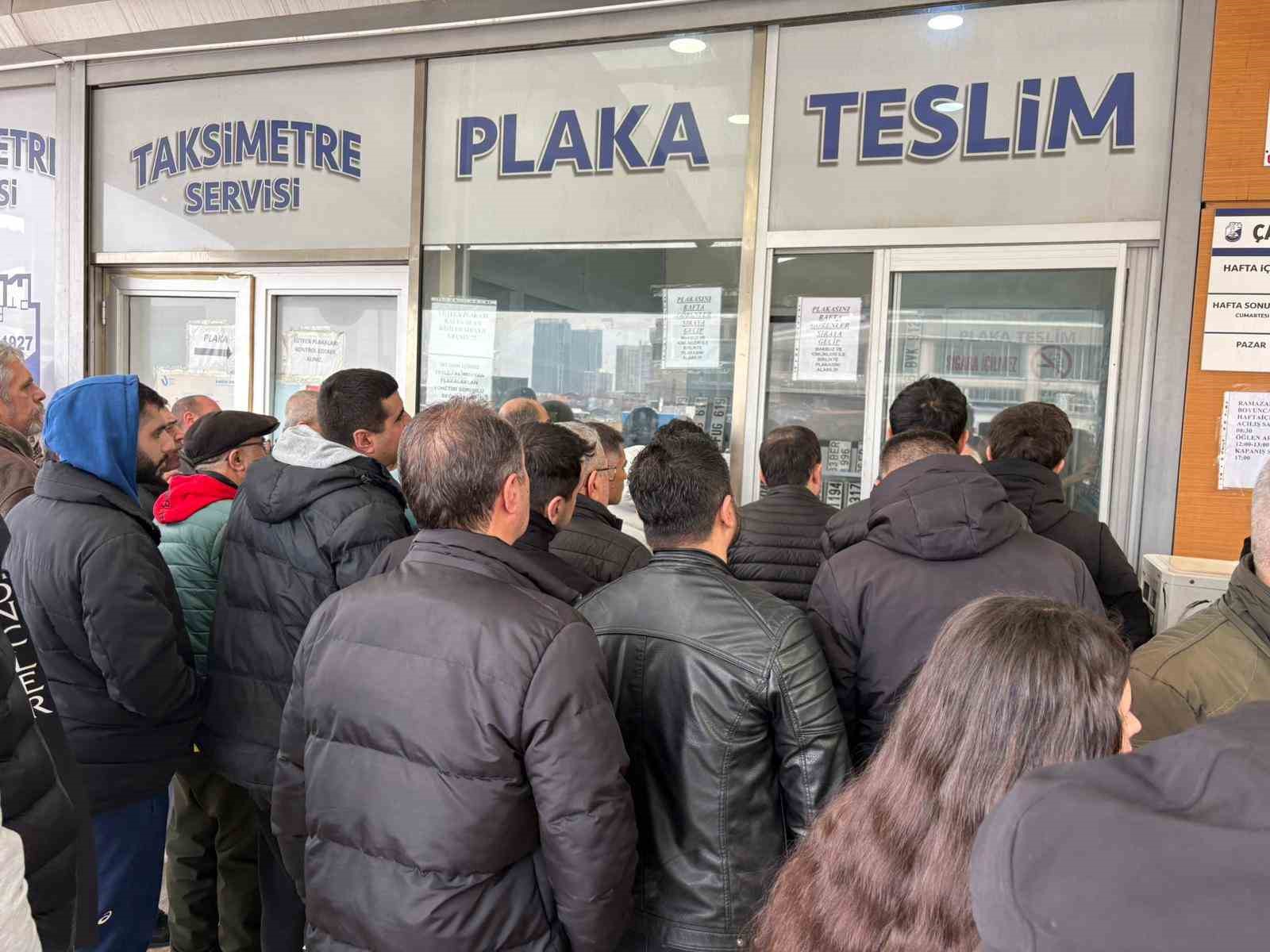 Plakasının yazı sitili standartlara aykırı olan sürücüler ceza yememek için plaka basım atölyesinde uzun kuyruklar oluşturdu 8 plakasinin yazi sitili standartlara aykiri olan suruculer ceza yememek icin plaka basim atolyesinde uzun Id8nsNCn