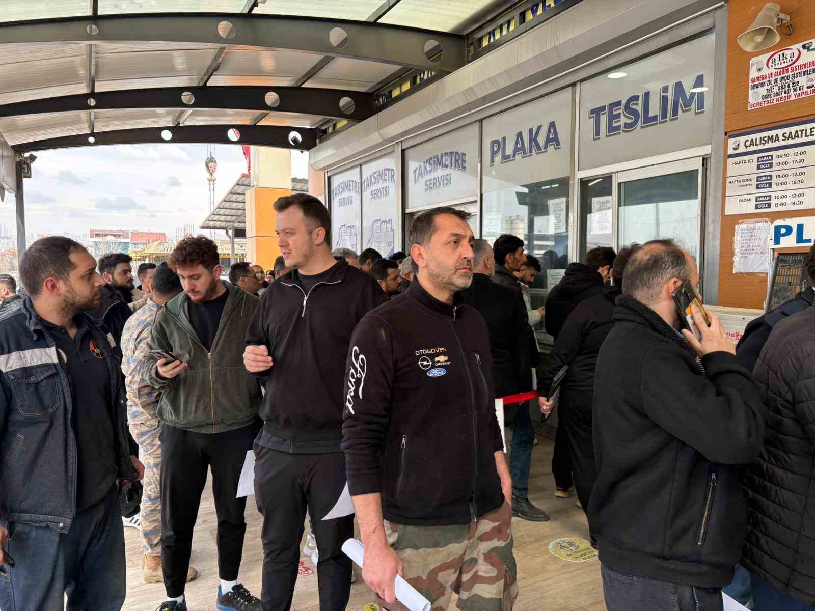 Plakasının yazı sitili standartlara aykırı olan sürücüler ceza yememek için plaka basım atölyesinde uzun kuyruklar oluşturdu 7 plakasinin yazi sitili standartlara aykiri olan suruculer ceza yememek icin plaka basim atolyesinde uzun