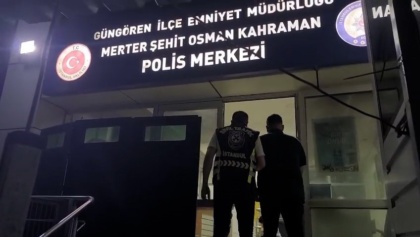 Plakasız lüks aracıyla drift atan maganda kameraya yansıdı 4 plakasiz luks araciyla drift atan maganda kameraya yansidi 0 AOrDIS8g