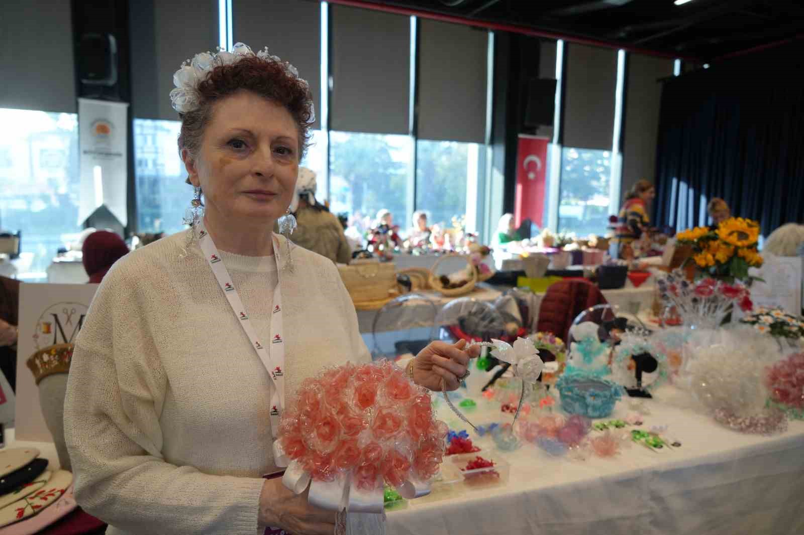 plastik atiklar cicek acti cevreye duyarli sanat 0 Y9BqpcgW