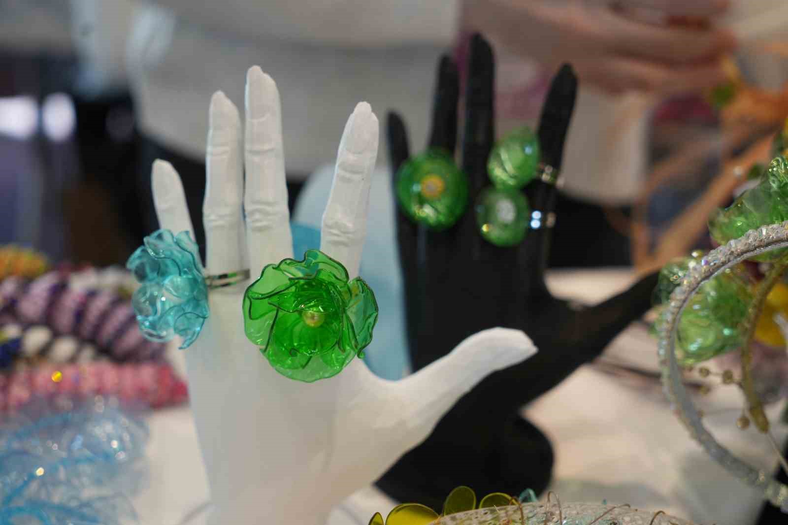 plastik atiklar cicek acti cevreye duyarli sanat 1