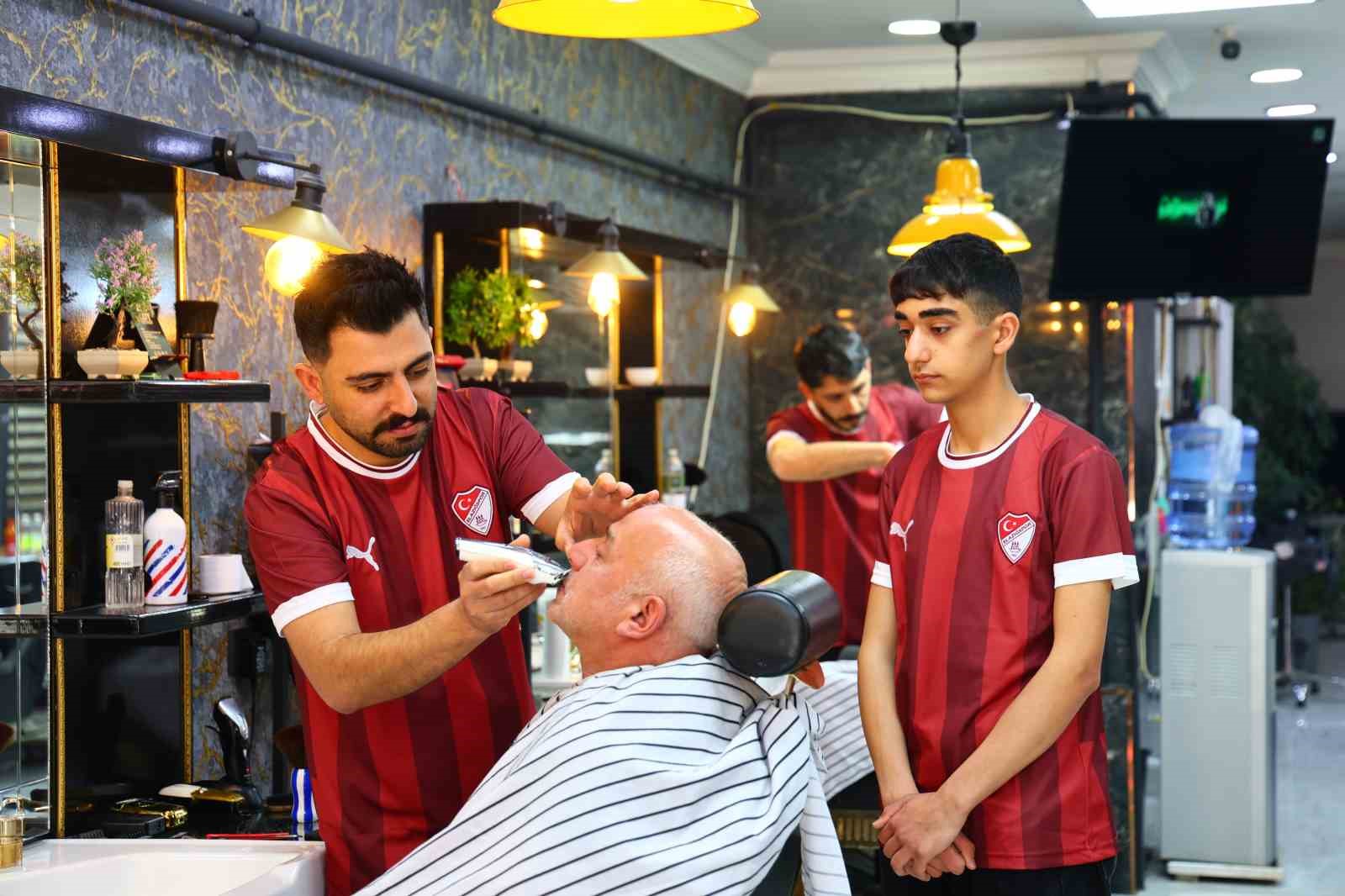 Play-off yolunda örnek hareket: Dükkanı bordo-beyaza boyadı, müşterilere forma dağıttı 4 play off yolunda ornek hareket dukkani bordo beyaza boyadi musterilere forma dagitti 0 IMs2ZcuT