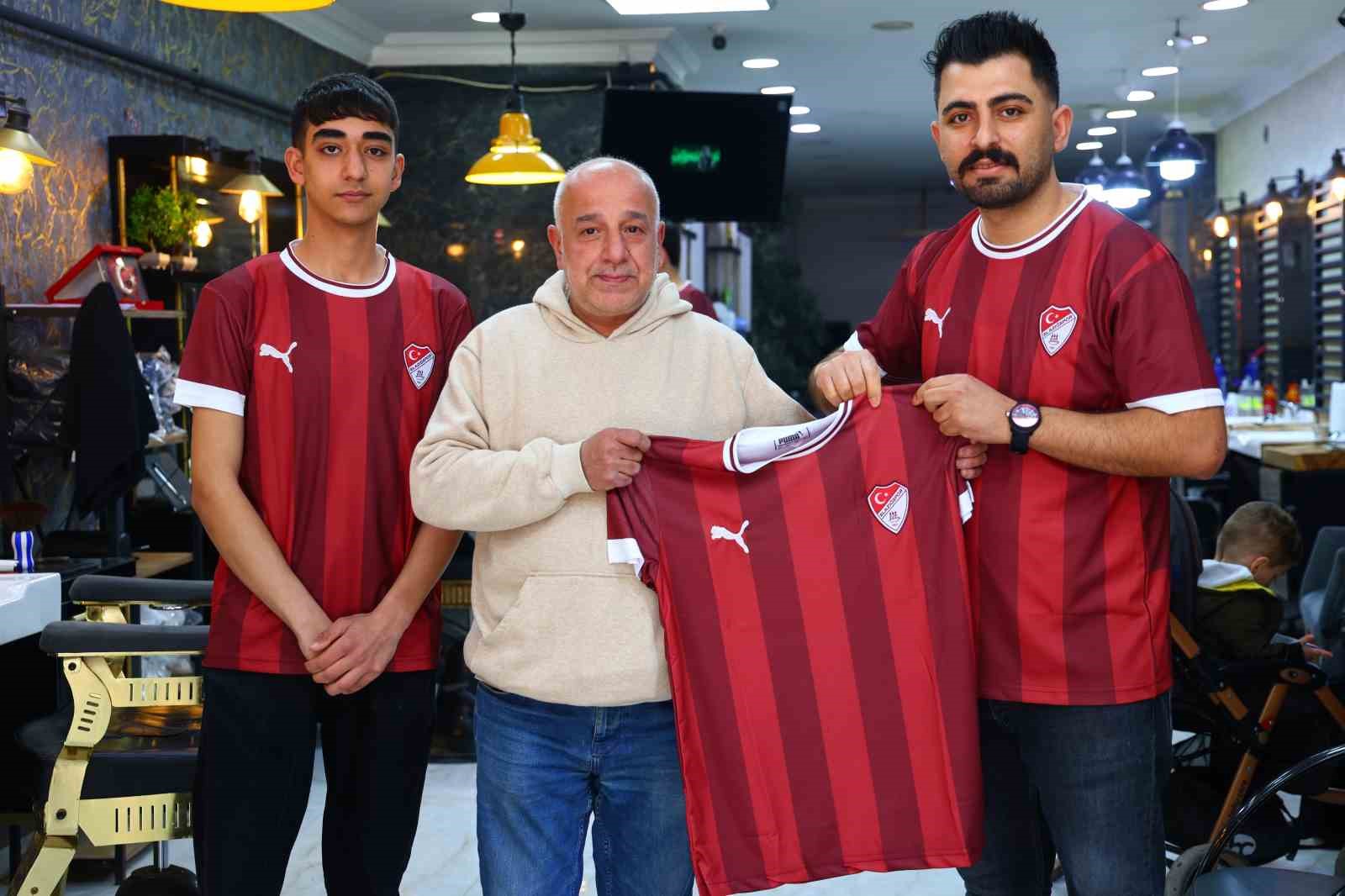 Play-off yolunda örnek hareket: Dükkanı bordo-beyaza boyadı, müşterilere forma dağıttı 6 play off yolunda ornek hareket dukkani bordo beyaza boyadi musterilere forma dagitti 2