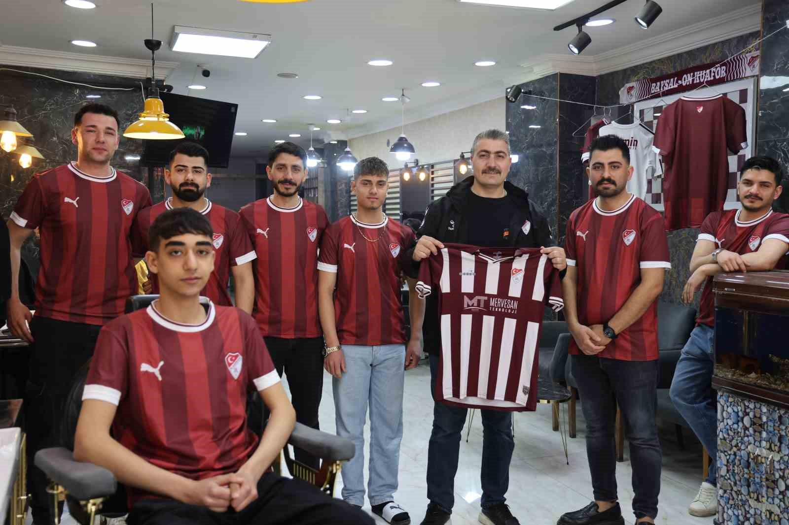 Play-off yolunda örnek hareket: Dükkanı bordo-beyaza boyadı, müşterilere forma dağıttı 8 play off yolunda ornek hareket dukkani bordo beyaza boyadi musterilere forma dagitti 4 6sT7e2gP