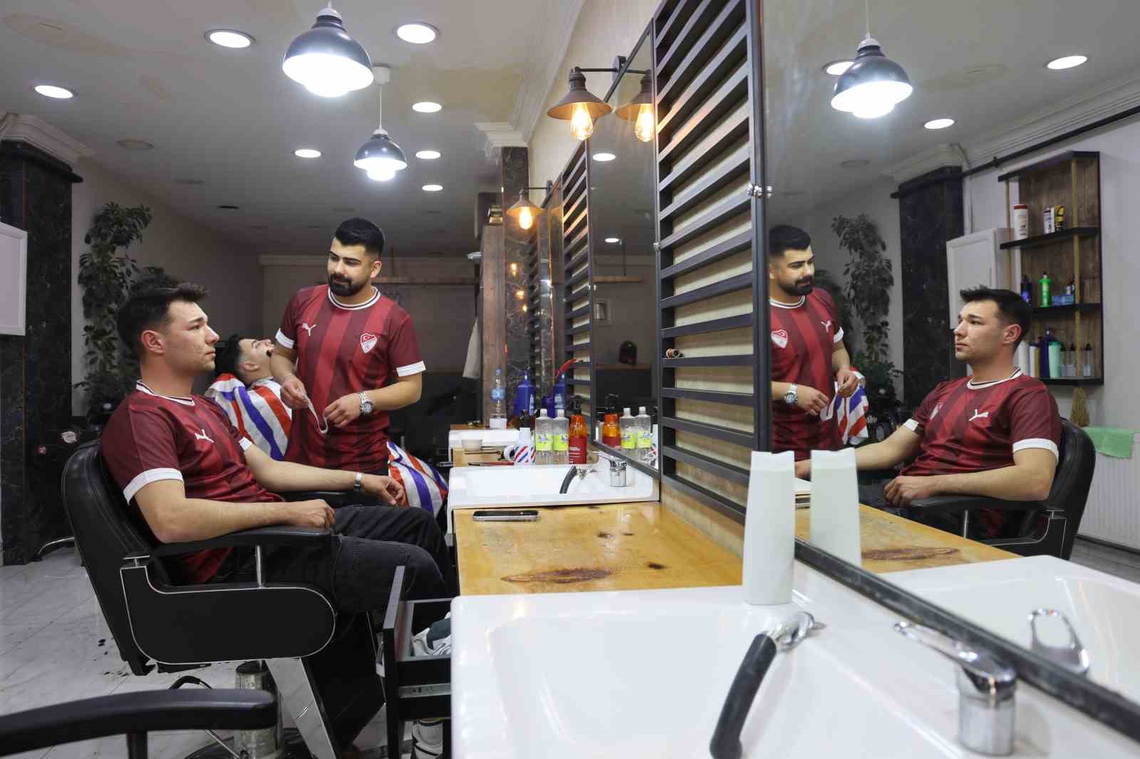 Play-off yolunda örnek hareket: Dükkanı bordo-beyaza boyadı, müşterilere forma dağıttı 9 play off yolunda ornek hareket dukkani bordo beyaza boyadi musterilere forma dagitti 5 lhqr7n8s