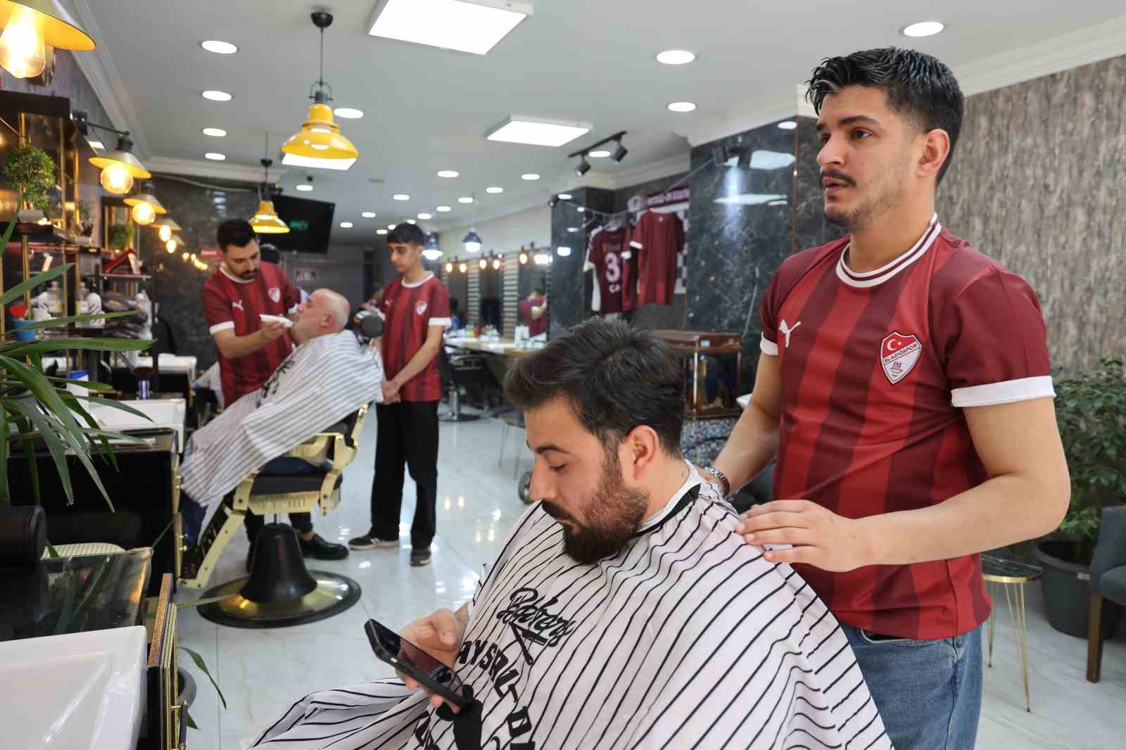 Play-off yolunda örnek hareket: Dükkanı bordo-beyaza boyadı, müşterilere forma dağıttı 10 play off yolunda ornek hareket dukkani bordo beyaza boyadi musterilere forma dagitti 6 EpMfks7d