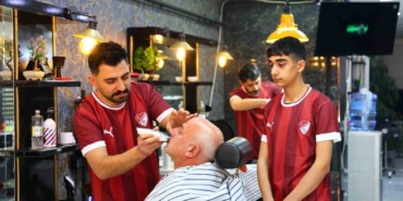 play-off-yolunda-ornek-hareket-dukkani-bordo-beyaza-boyadi-musterilere-forma-dagitti-Sn6z5DvN.jpg