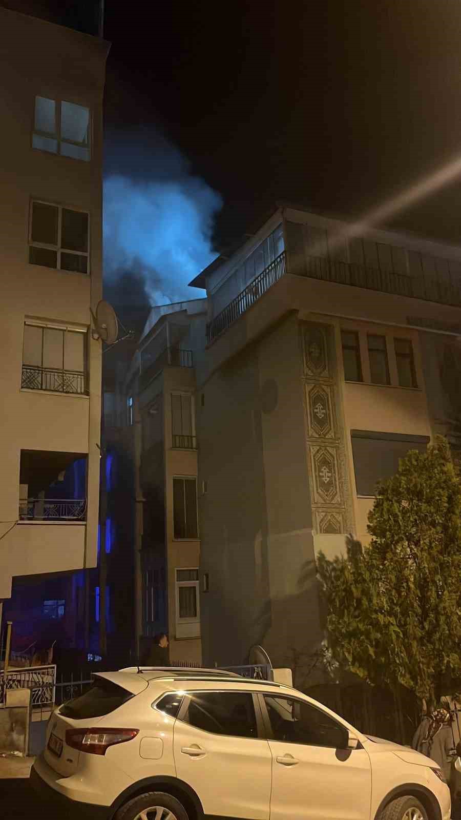 polatlida gece yarisi cati kati yangini panige neden oldu 0 APctthwp