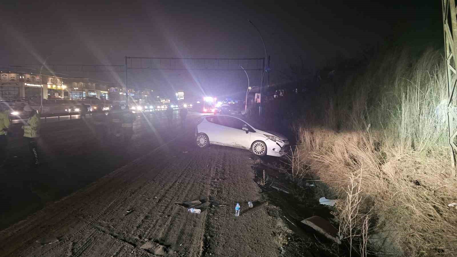 polis aracina ve elektrik diregine carpti 0 QO4Cc6mc