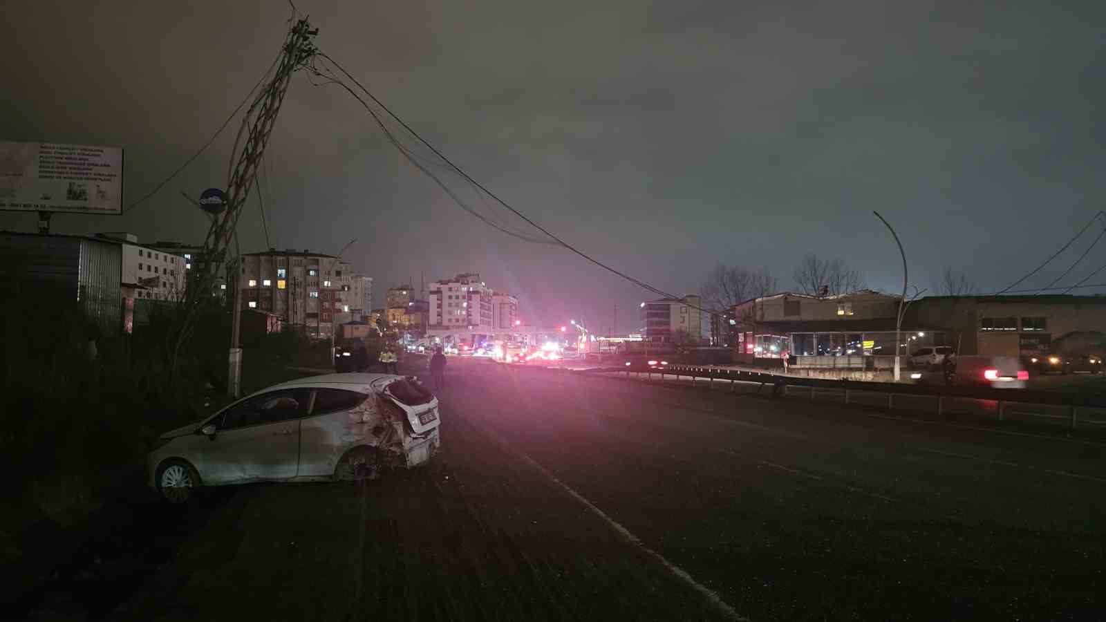 polis aracina ve elektrik diregine carpti 1