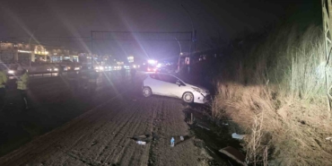 polis-aracina-ve-elektrik-diregine-carpti-x7MTzykC.jpg