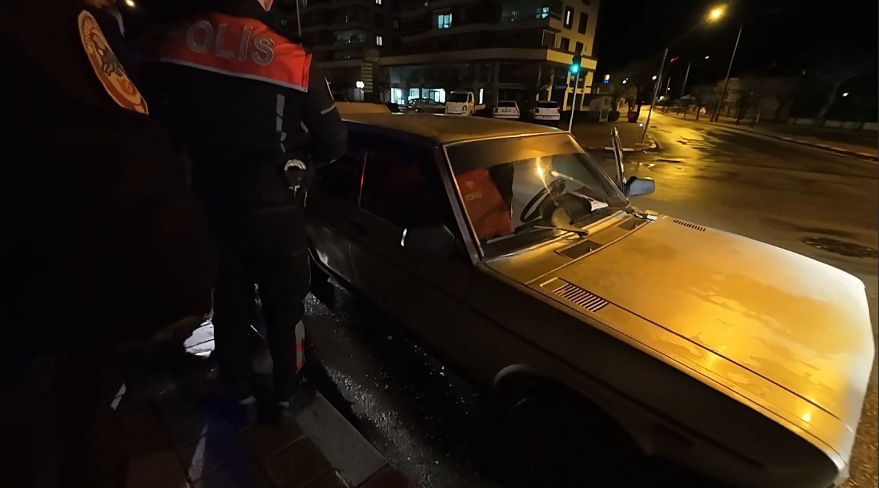 polis arama yaptigi otomobilde sentetik hap ele gecirdi 1 9Rr5wKYX