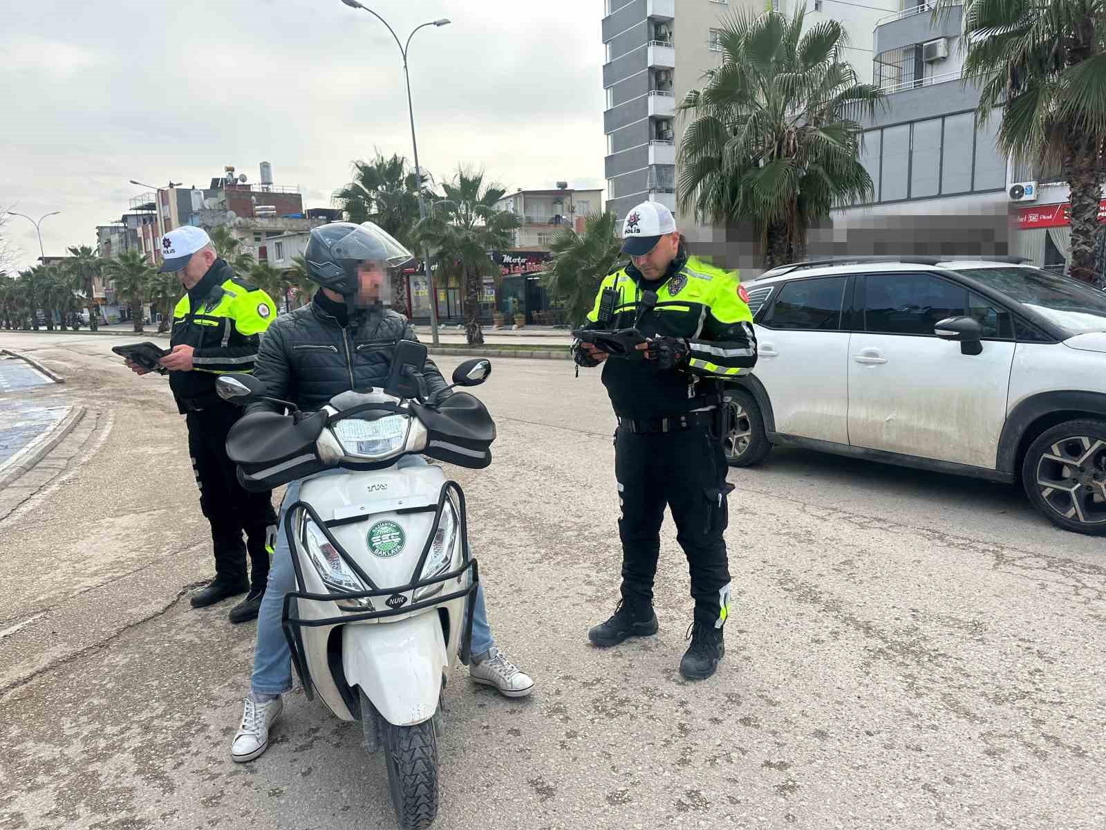 Polis bir günde 228 motosiklet sürücüsüne 1,2 milyon lirayı aşan ceza kesti 5 polis bir gunde 228 motosiklet surucusune 12 milyon lirayi asan ceza kesti 1 R85ye89p