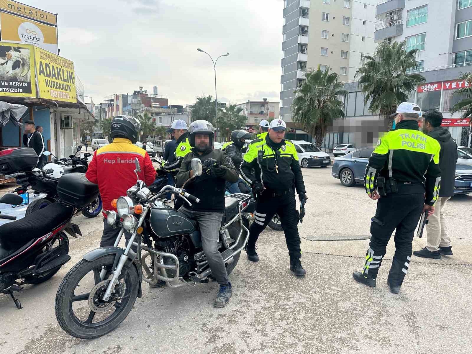 Polis bir günde 228 motosiklet sürücüsüne 1,2 milyon lirayı aşan ceza kesti 6 polis bir gunde 228 motosiklet surucusune 12 milyon lirayi asan ceza kesti 2 thwLM7kA