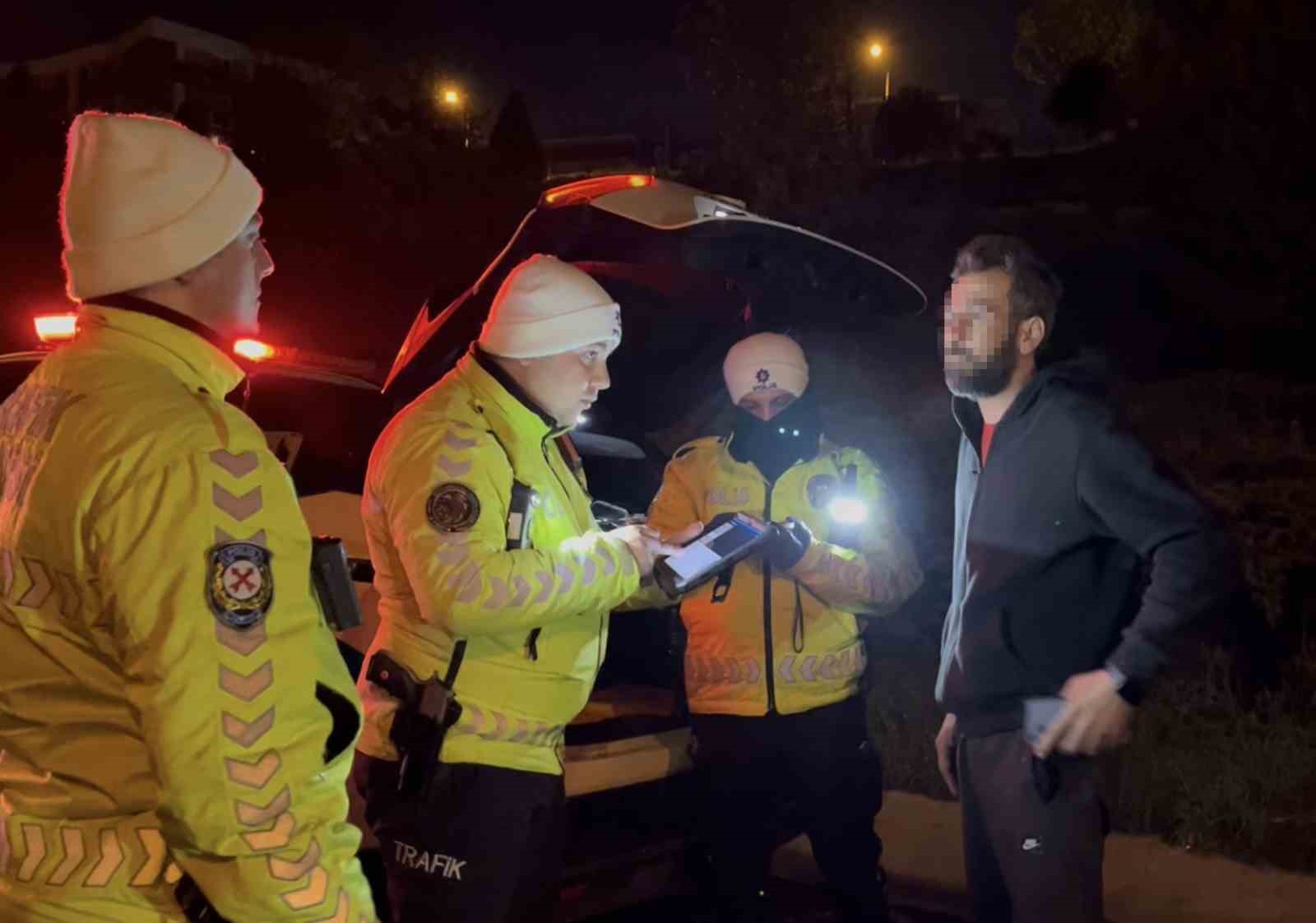 polis dakikalarca dil doktu alkolmetreyi uflemeyince yedigi ceza katlandi 0 cSSEcS26