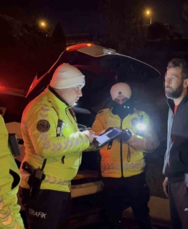 polis-dakikalarca-dil-doktu-alkolmetreyi-uflemeyince-yedigi-ceza-katlandi-F4aa85Vd.jpg